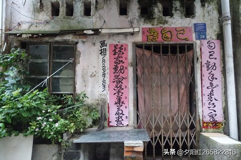 宅基地上的房子，如果没人居住，就没有人常年修善，也沒有烟火气，房子周围长满了草，