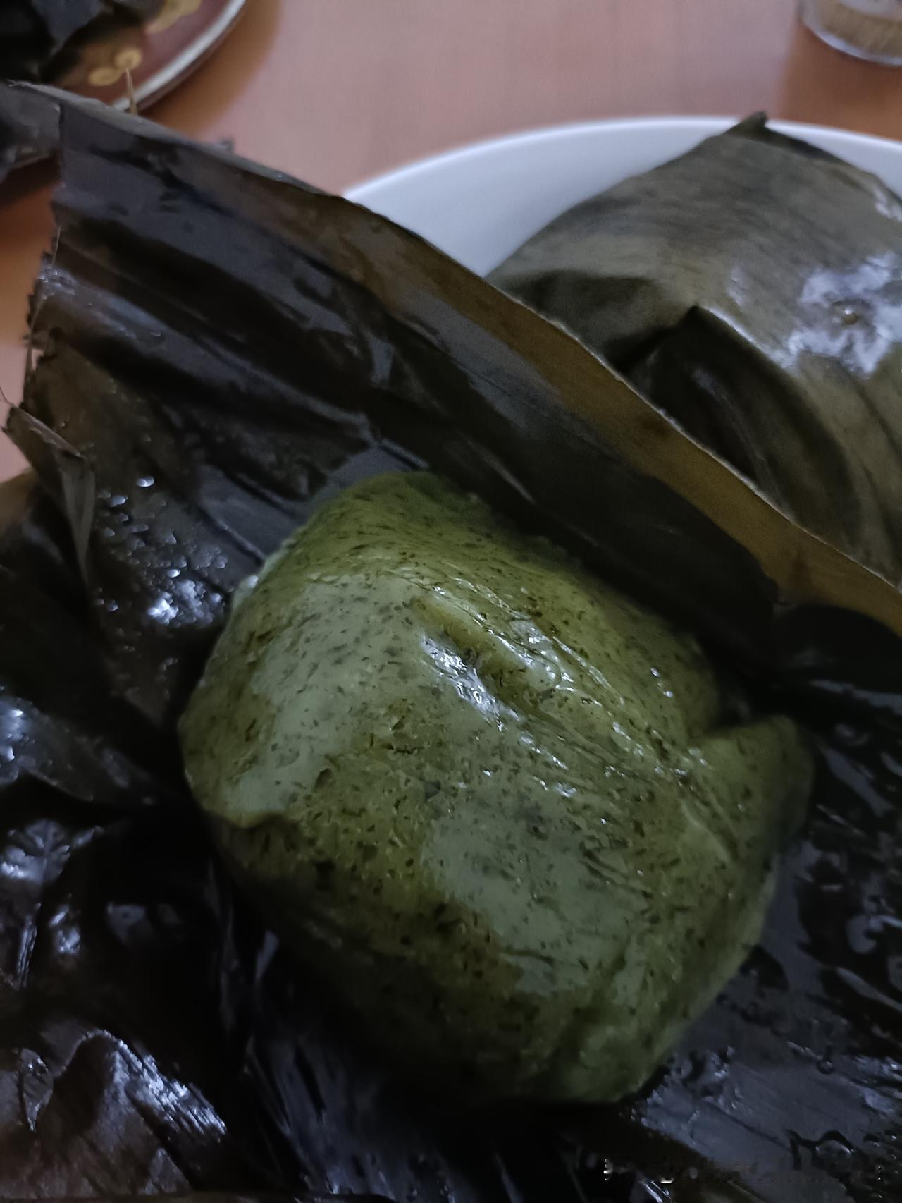 广西艾糍，
农历四月，五月的时节里，
正是艾草旺长的时候，
有兴趣的人们都喜欢摘