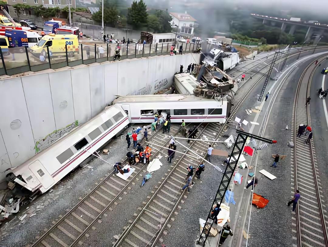 祸不单行，西班牙高铁又出事了！当地时间1月20日，巴塞罗那附近一列通勤列车因与轨