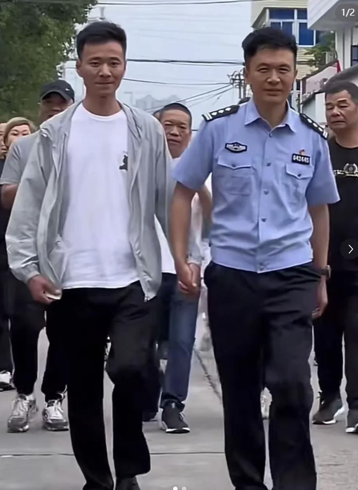 厉怀远当初认亲的场景，欺骗了太多人的眼泪，大家全力托举他直播卖货，在互联网混的风