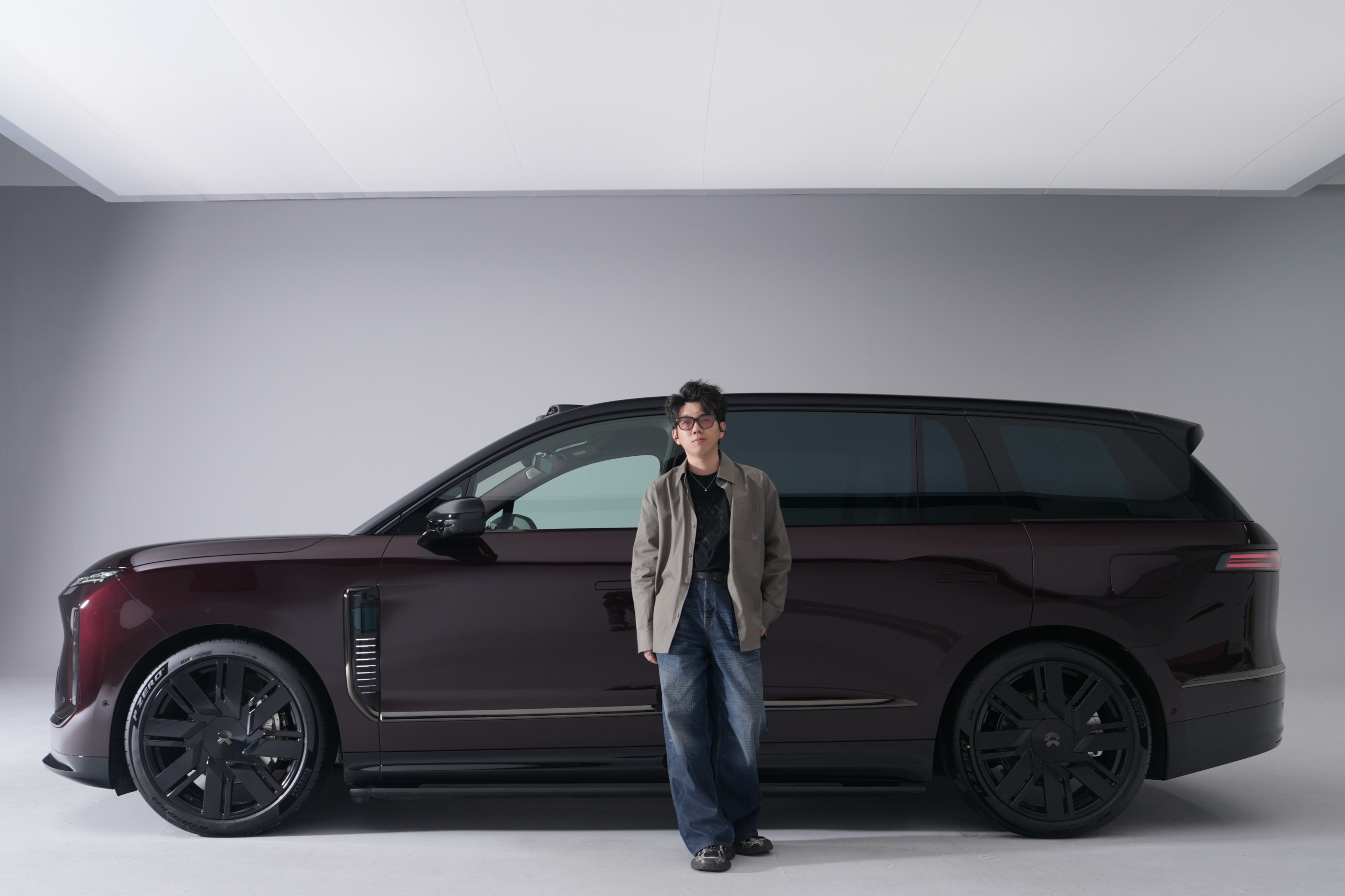 终于可以和大家分享蔚来ES9 的外观了。蔚来 他的体量感非常夸张，结合他的各项参