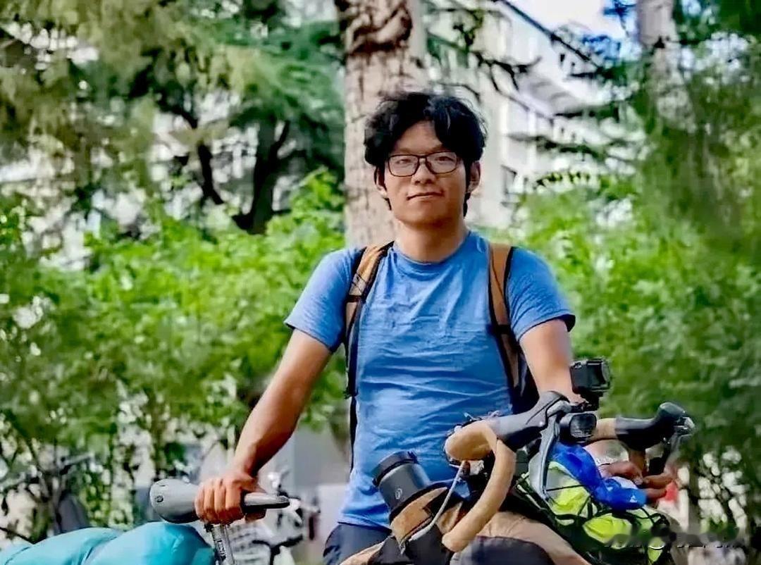 19岁昆明小伙考上了北京的大学，但他没有坐飞机，也没有乘高铁，更没有自驾出行，而