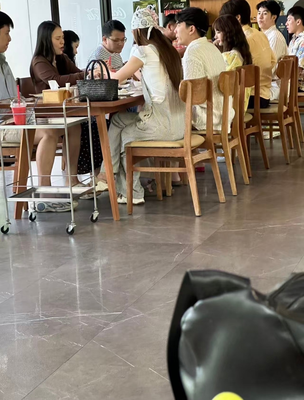 网友泰国餐厅偶遇 lisa 穿着碎花裙，卷发安安静静的吃饭，感觉又回到了那年盛夏