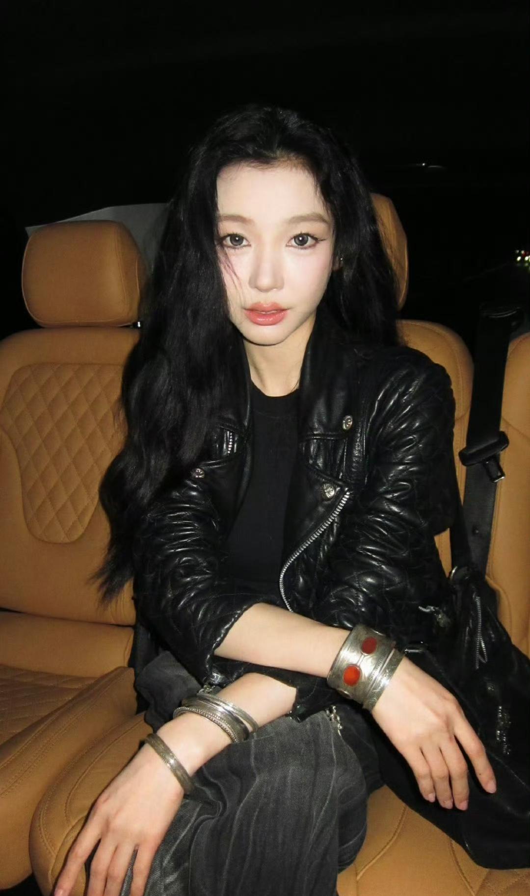 有钱老男人都喜欢网红是为什么？

胡彦斌喜欢的这个易梦玲，

全脸全身的网红感，