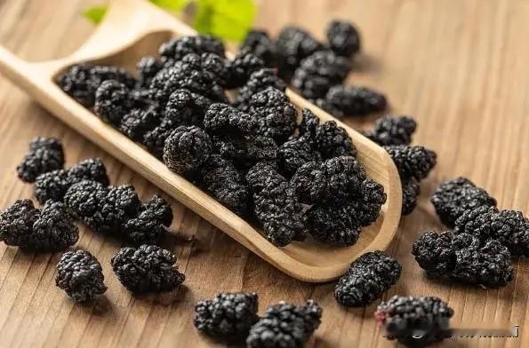 气血不足常失眠，中医劝你多吃五种食物~

桑葚——滋阴养血
适用于肾阴亏虚导致的