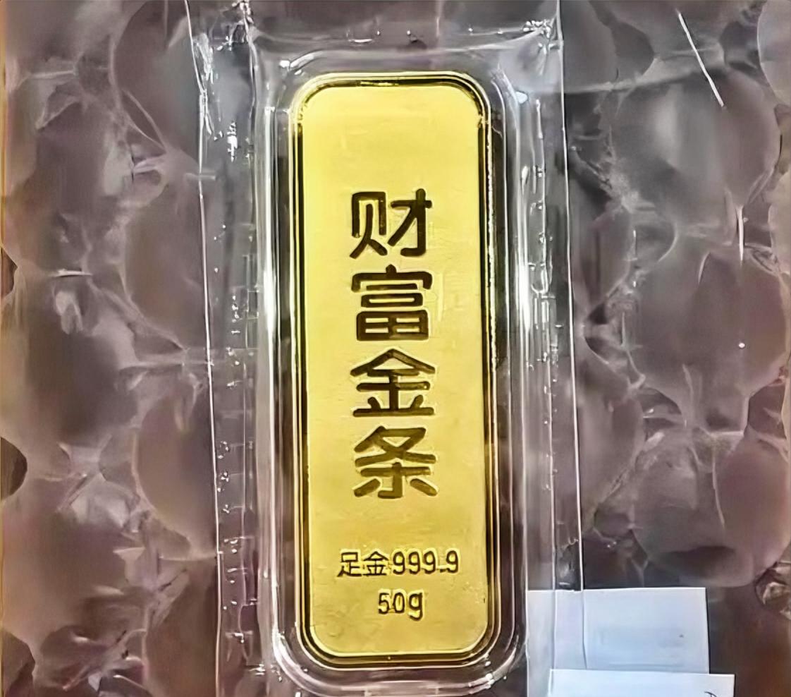 最近金价一路走高，今天，我朋友借钱入手50克黄金，还说能涨到2000元一克。
