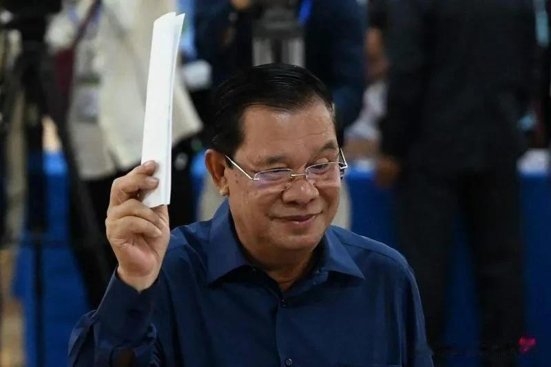 满门忠烈啊！柬埔寨首相洪森在任职37年后，今天宣布辞职，其儿子洪马内将在未来数天