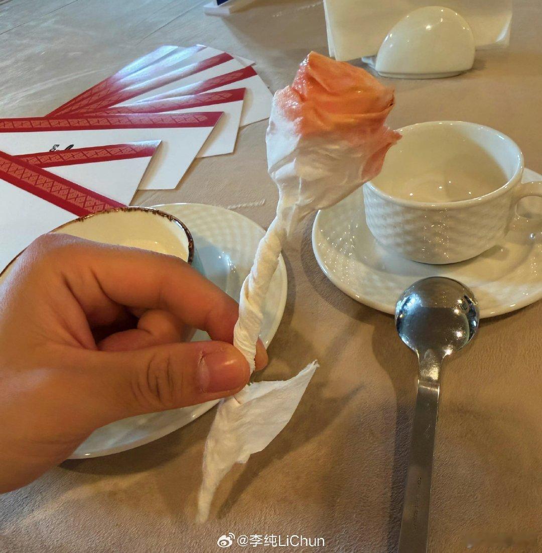 马頔给李纯送了个手搓玫瑰花马頔送李纯手搓玫瑰花马頔给李纯送了个手搓玫瑰花，这种随