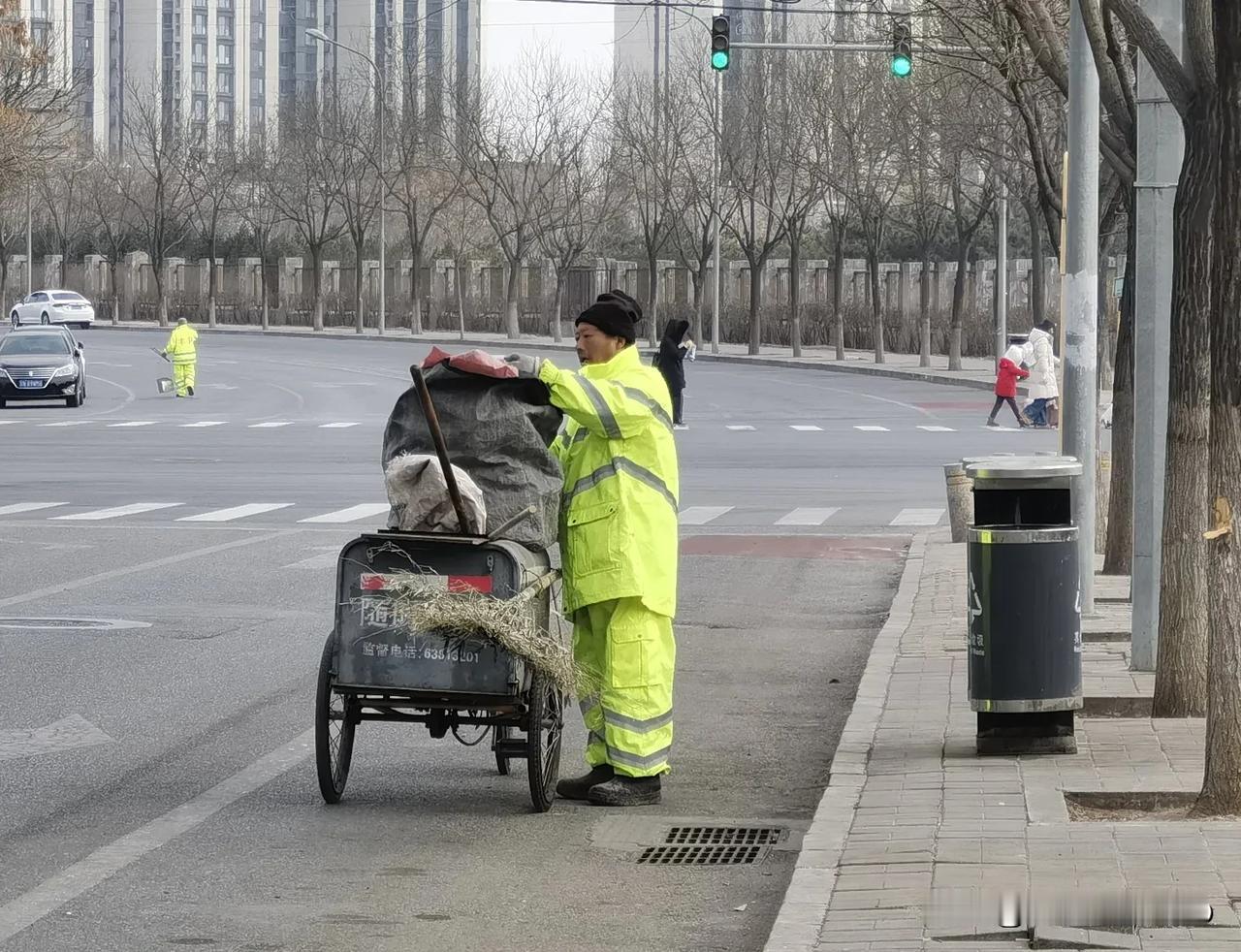 大年初三上午十点十五分，为了城市的整洁保洁员还在辛勤付出。让我们向他们道一声：辛