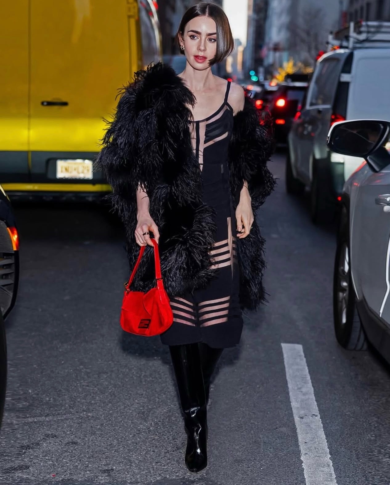 风格大赏 《艾米莉在巴黎》第五季里，Lily Collins 背着 FENDI 