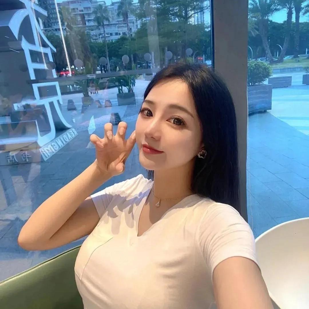 轻松一刻，在阳光明媚的午后，享受咖啡时光。