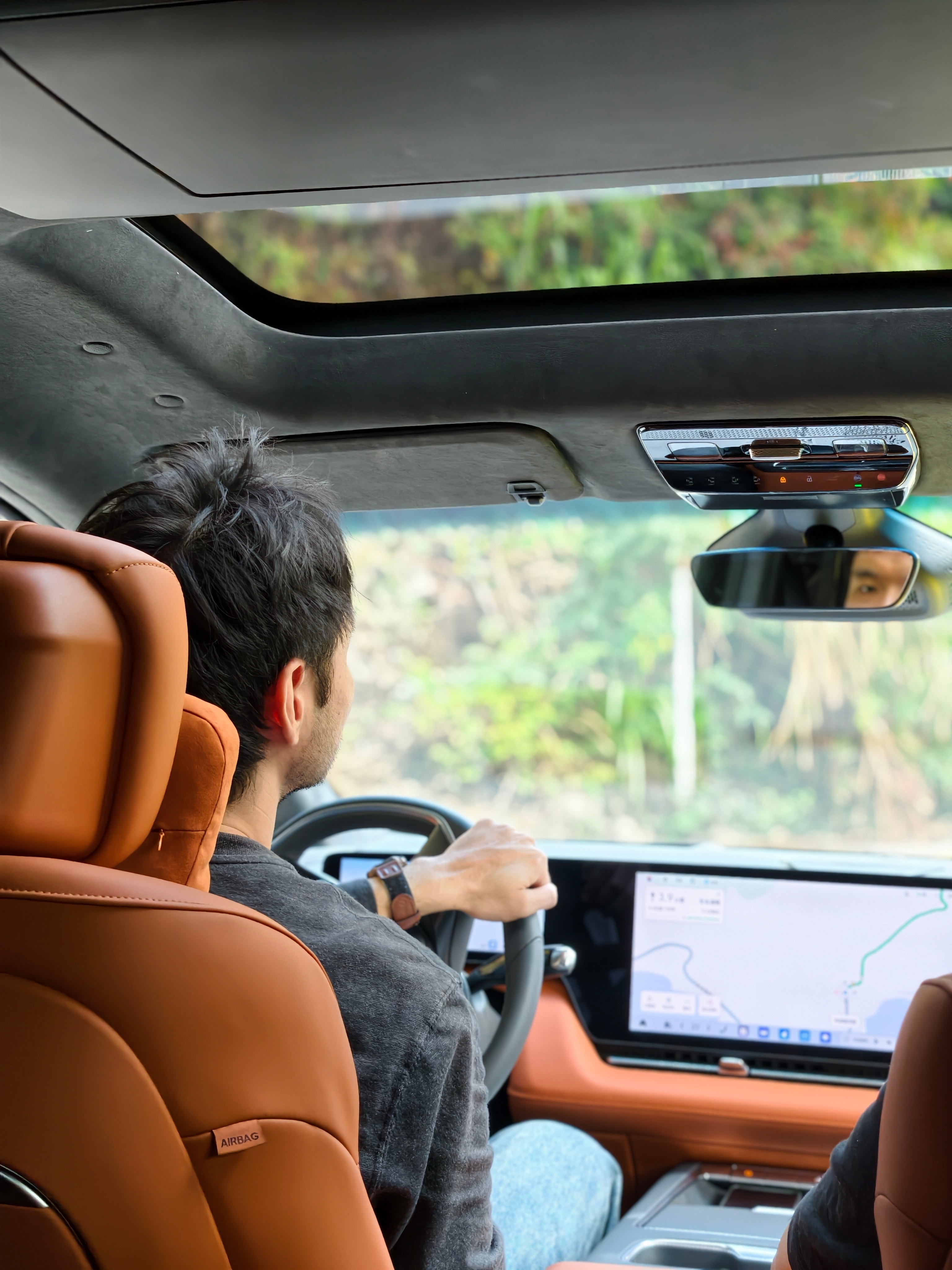 我觉得小蓝灯开启的时候要么就是自己能在两侧外后视镜上能看到，要么就在屏幕中间非常