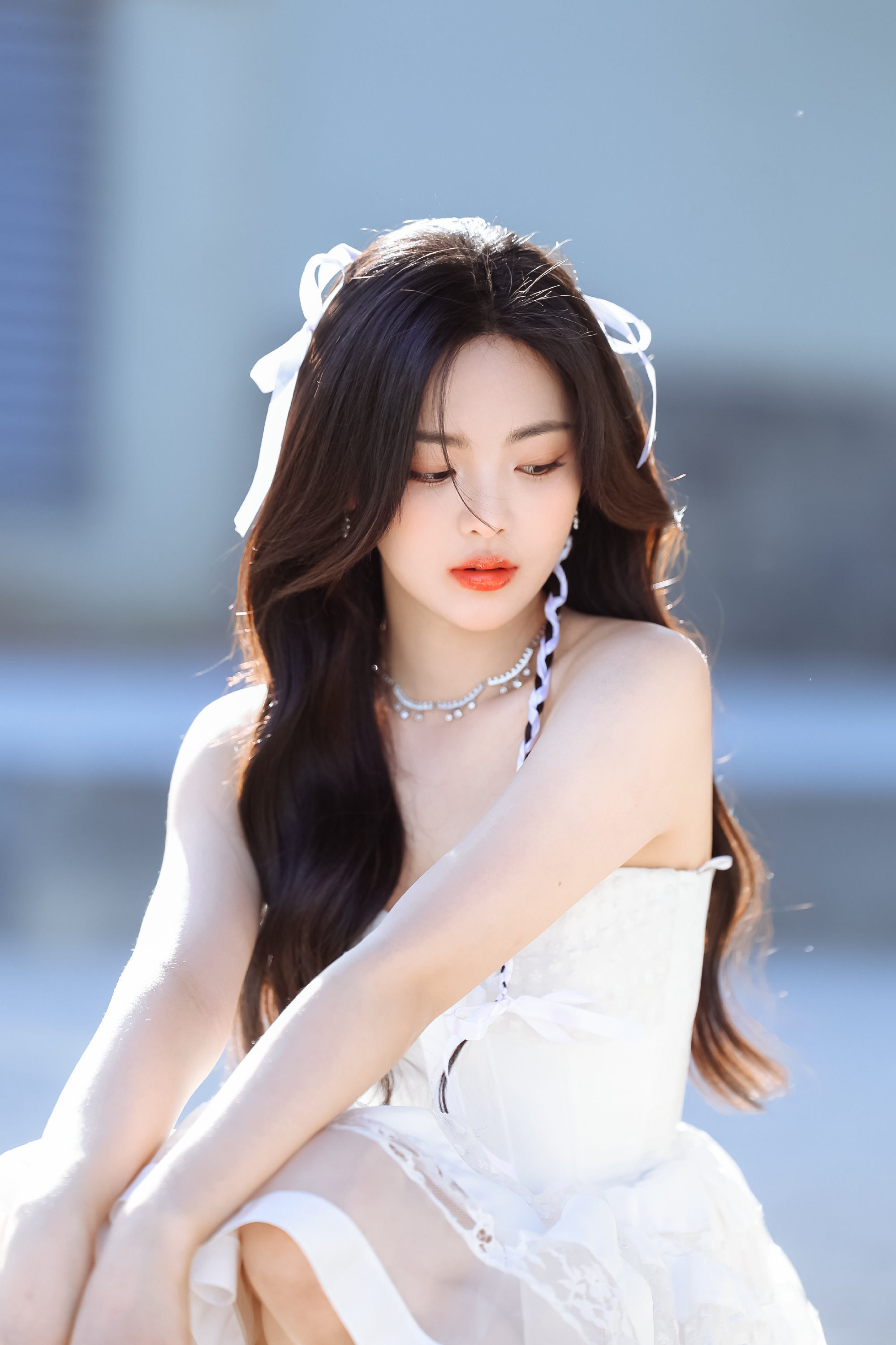 杨超越，白裙少女，肤白貌美，青春可人。杨超越 全网热点共创计划