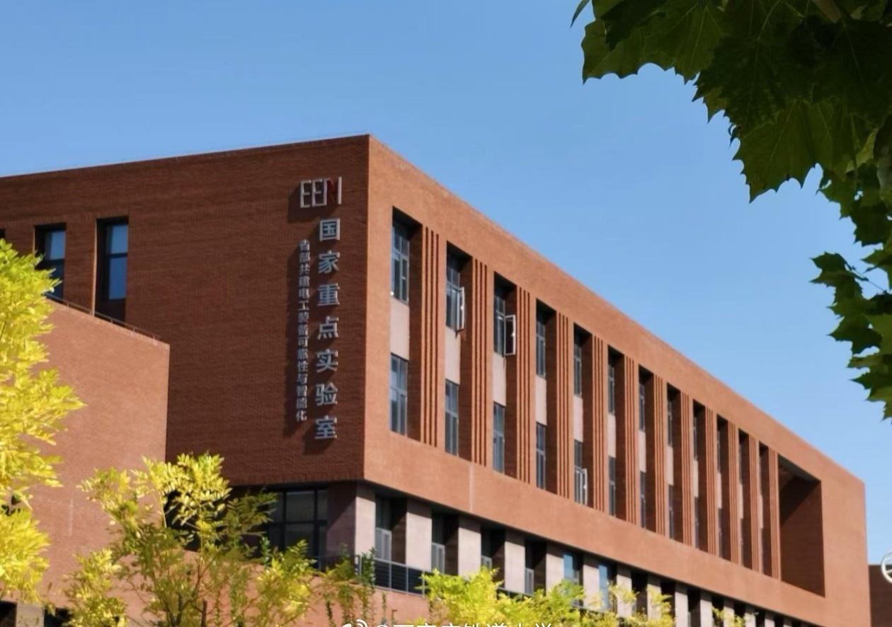 海河之畔，薪火不熄；工学传承，矢志不渝。
笃学善行，铸就工大品格；精工致远，彰显