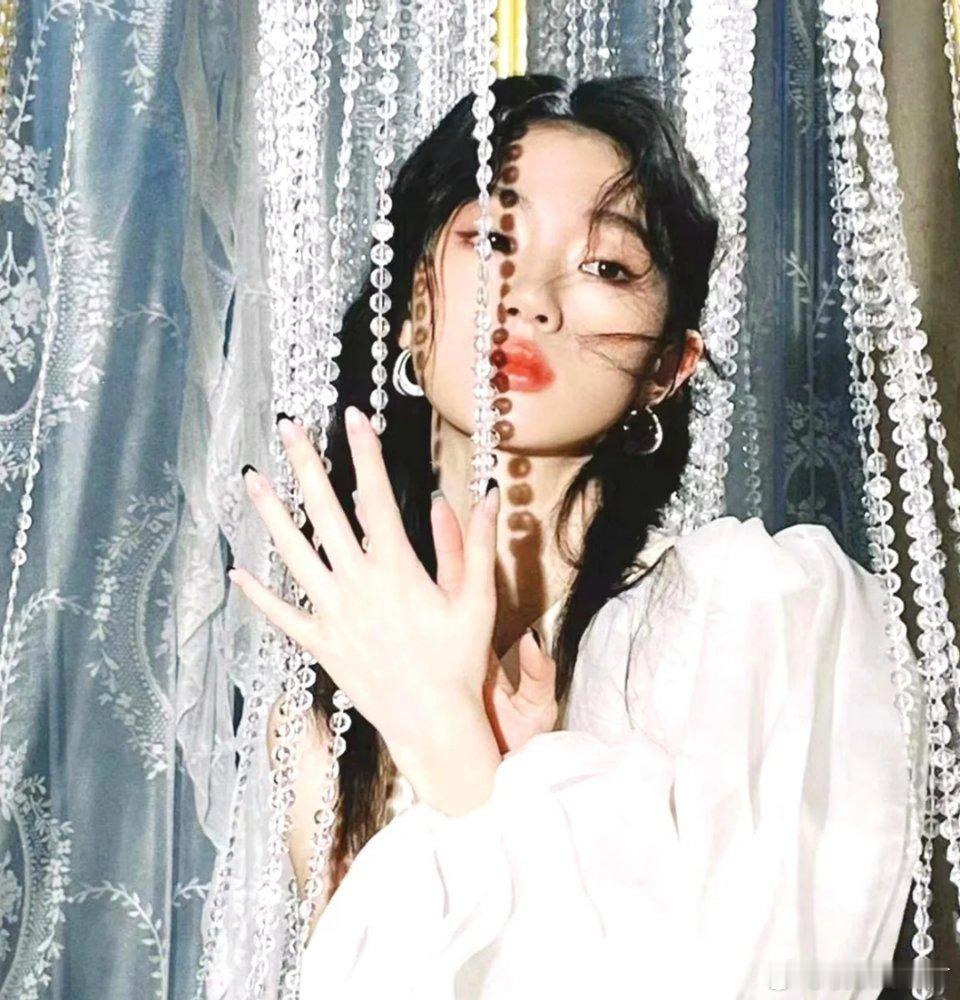 比单依纯还疯的歌手出现了想知道她是怎么做到这么松弛自如的，这样的舞台也是真的太带