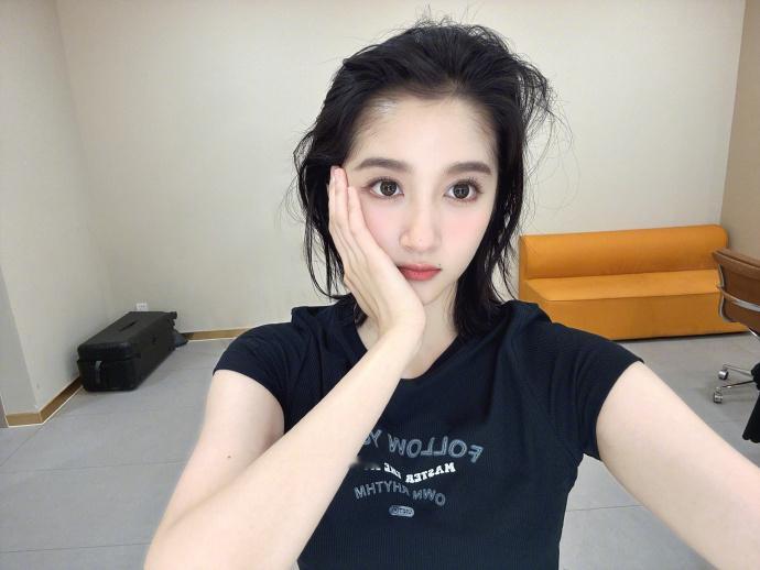 关晓彤的自拍照片看起来皮肤状态这么好呢！妥妥的水光肌，像水蜜桃一样又嫩又白！！真