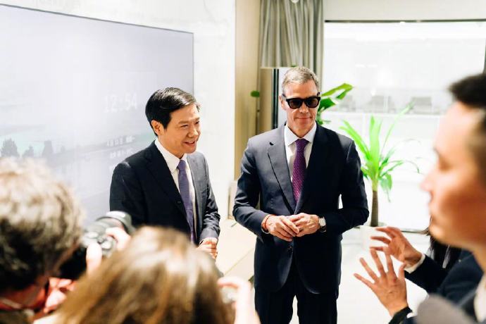 西班牙首相试坐小米汽车  中国汽车的热度越来越高，也是备受海外的关注啊，来了中国