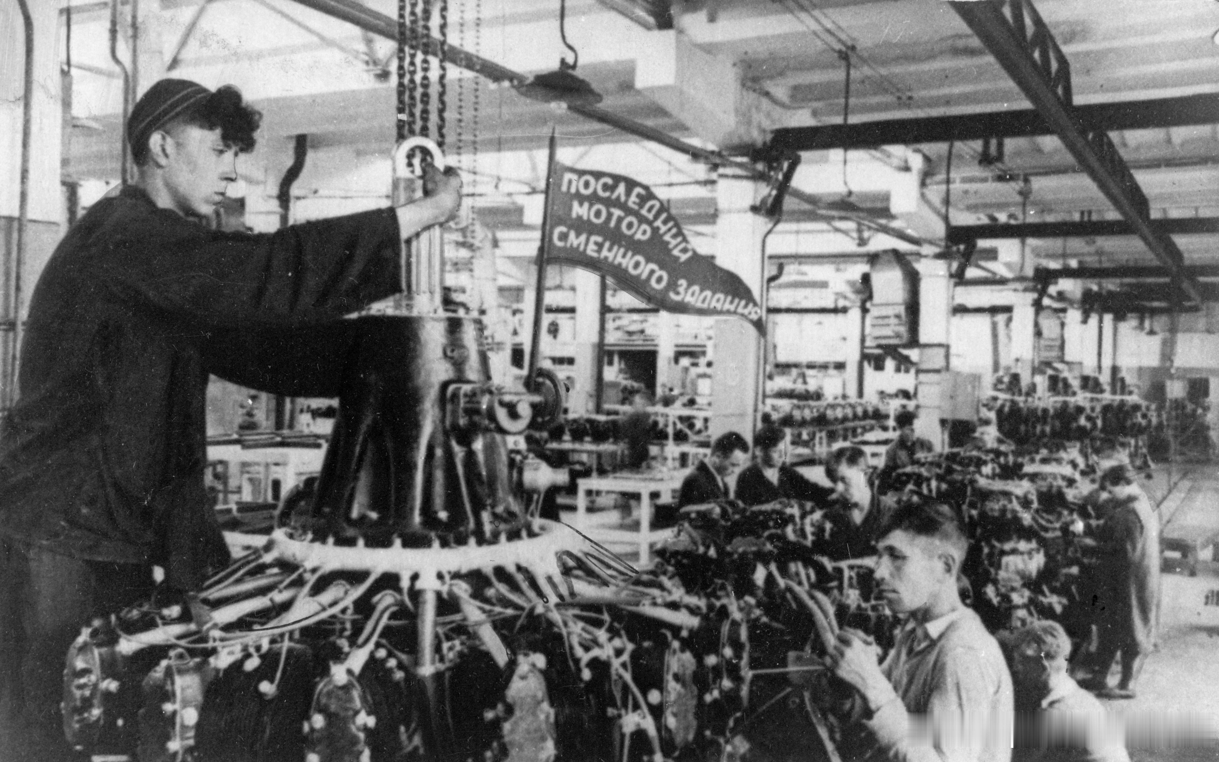 1942年苏联航空工业人民委员会下属的一家发动机厂正在组装М-82 (АШ-82