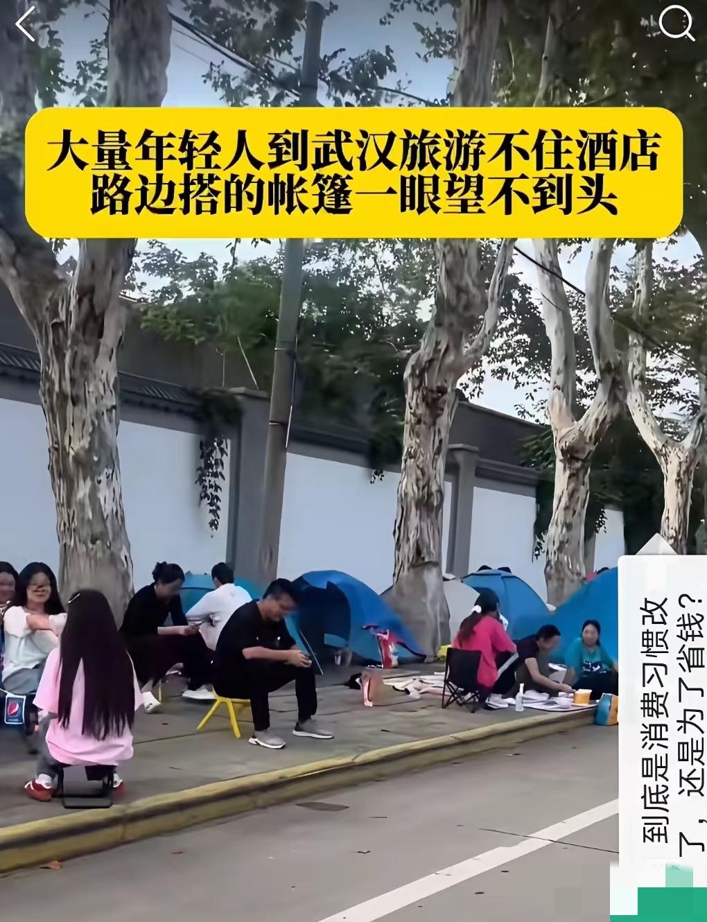 年轻人露营爆火？别傻了，这根本不是热爱是“穷”出来的妥协！
 
谁还没刷到过朋友