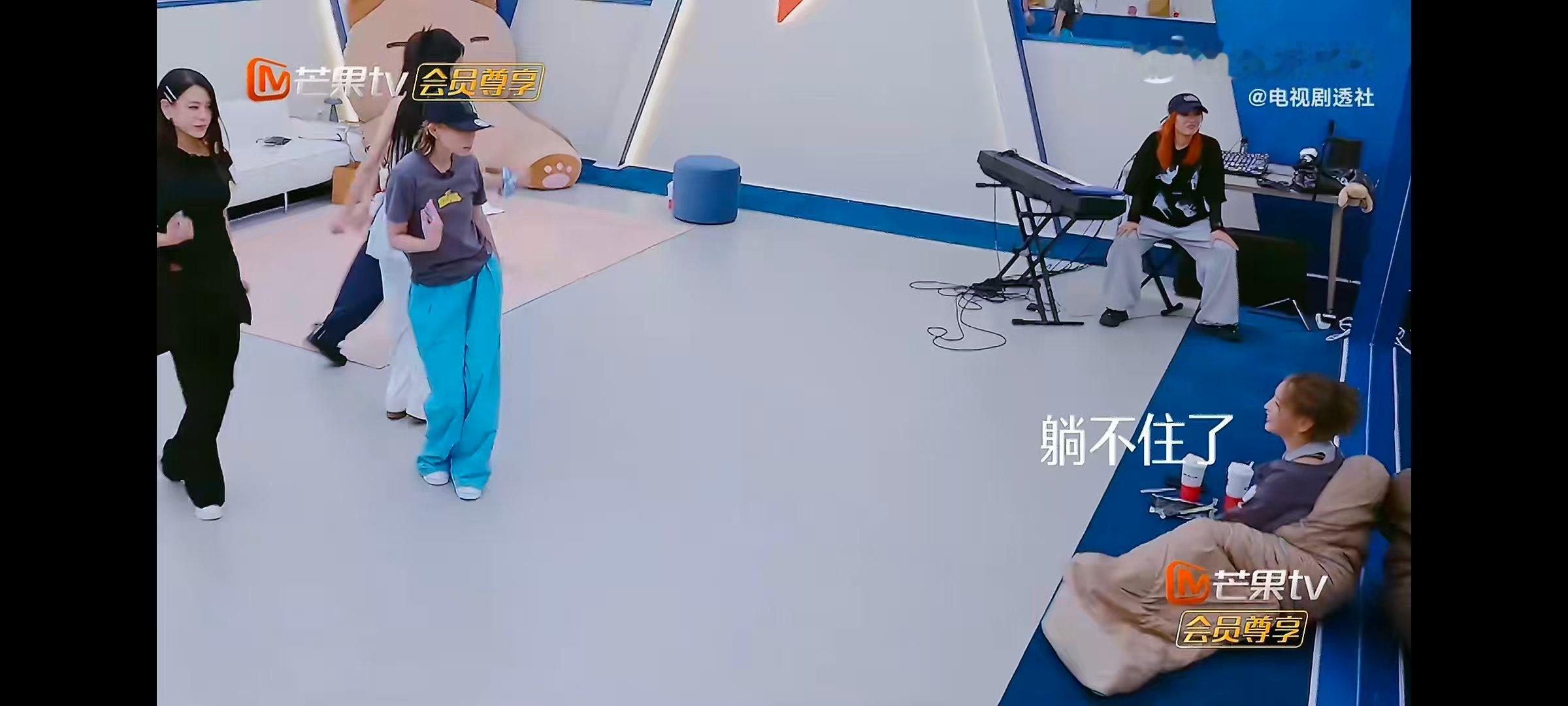 何洁花蝴蝶舞蹈把何洁跳成尖叫鸡乘风2026风情满满的花蝴蝶舞台，性感舞步惊艳全场