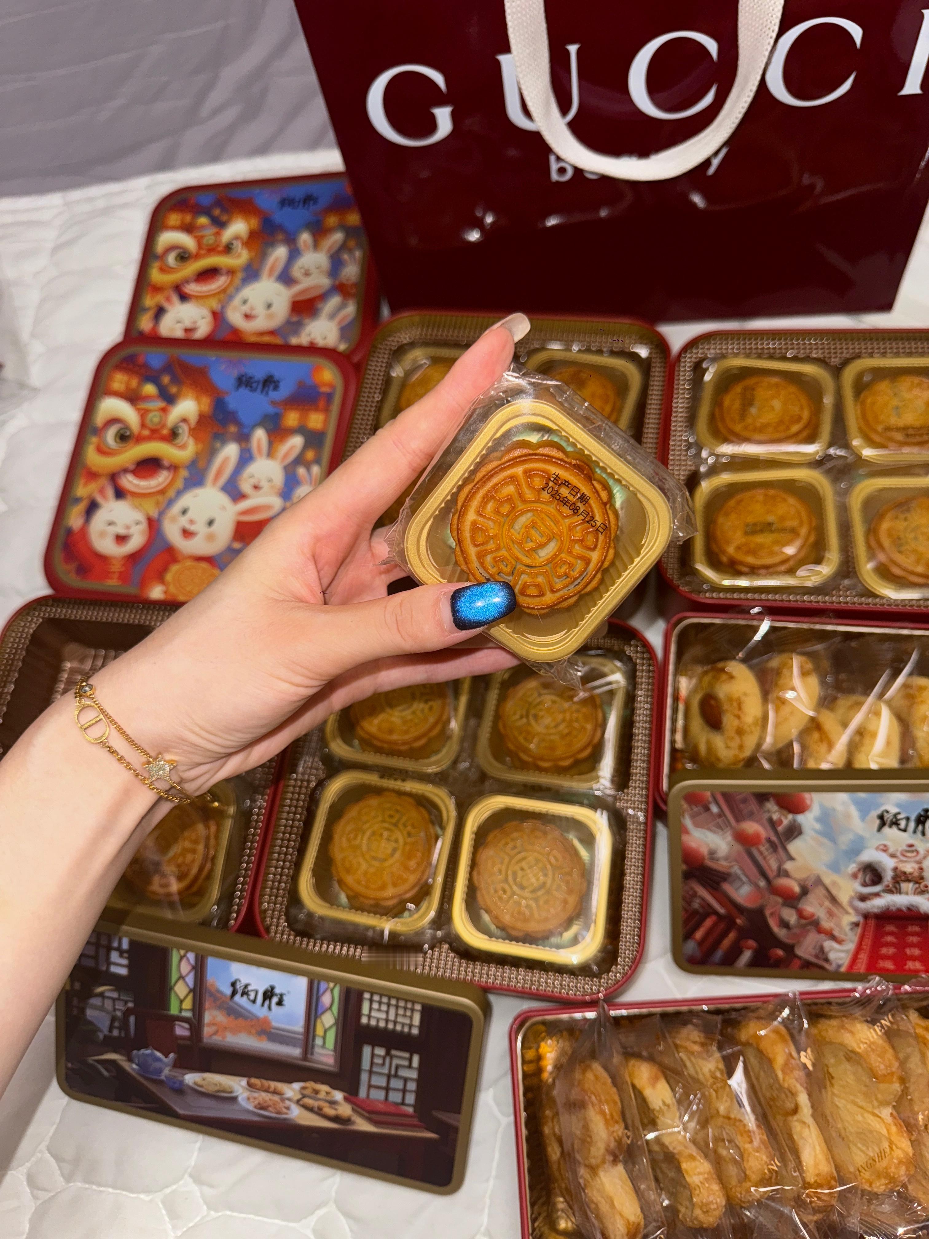 谁能懂一下！中秋节还没到，姐妹就提前安排好了，月饼🥮太幸福啦🥰，俺真素姐妹宝