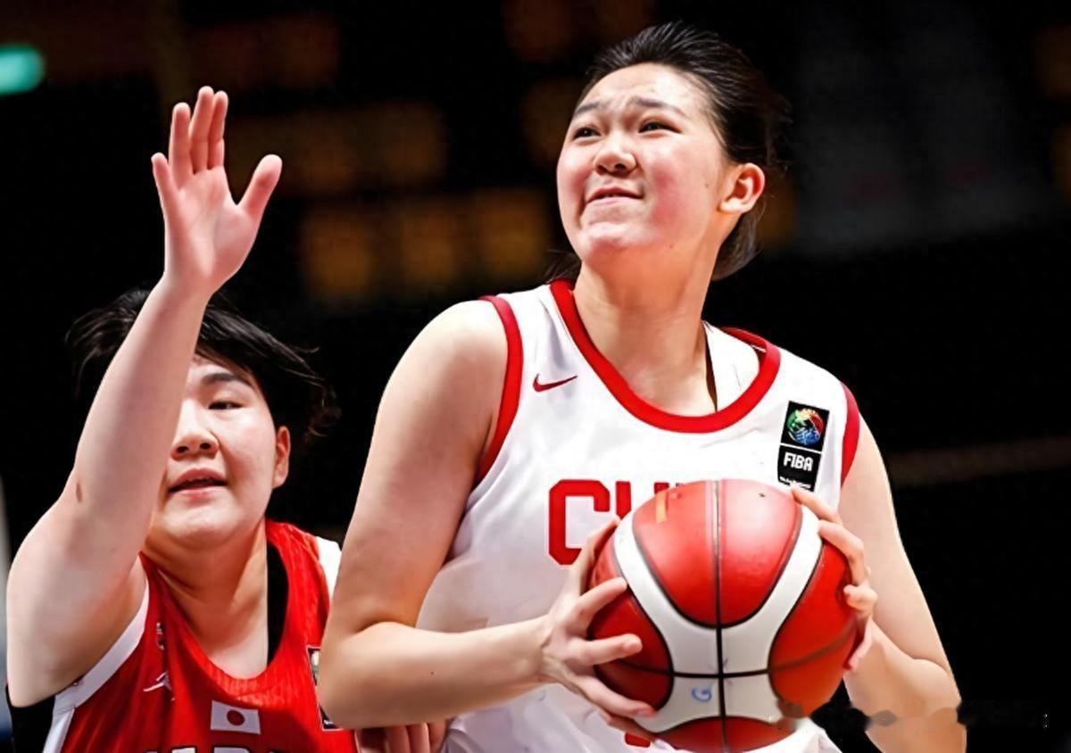 女篮新星横空出世，新一代锋线崛起，U17女篮开局吊打欧洲劲旅德国女篮，12号球员