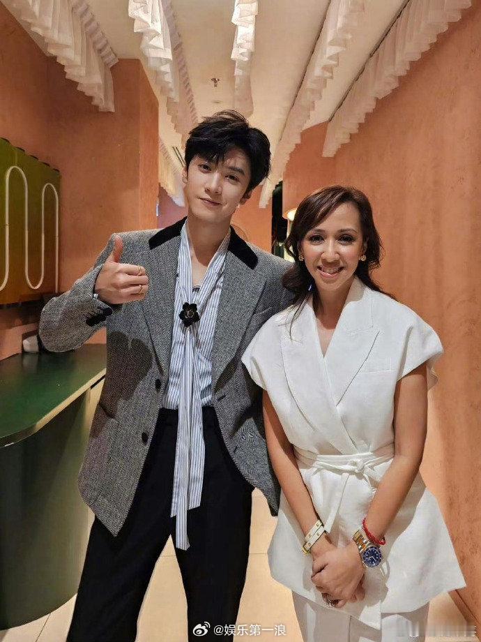 马来西亚公主陈哲远合照马来西亚公主晒和陈哲远合照马来西亚公主晒和陈哲远合照，嚯！