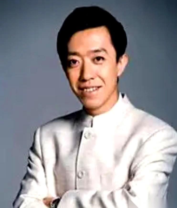 离开十几年，一句郭德纲的不是都没说过。
更绝的是，老同事结婚，他真去。老郭有演出