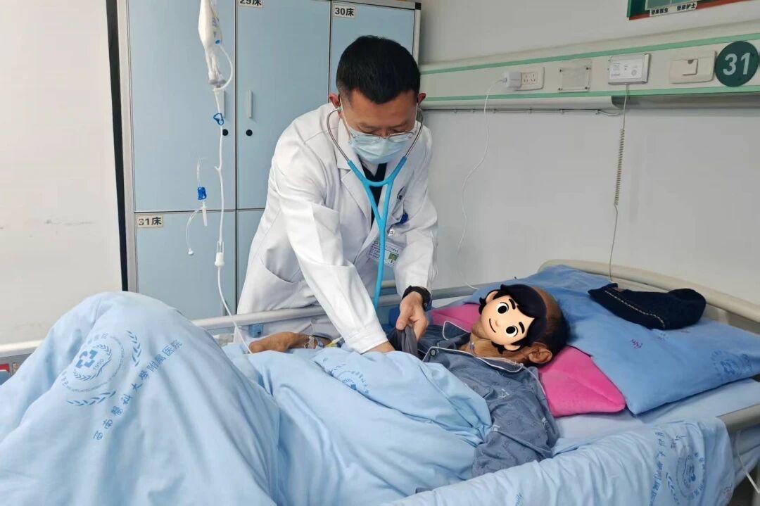 #大爷生吞草鱼胆中毒休克#【大爷生吞草鱼鱼胆，中毒休克进了ICU 医生提醒：煮熟