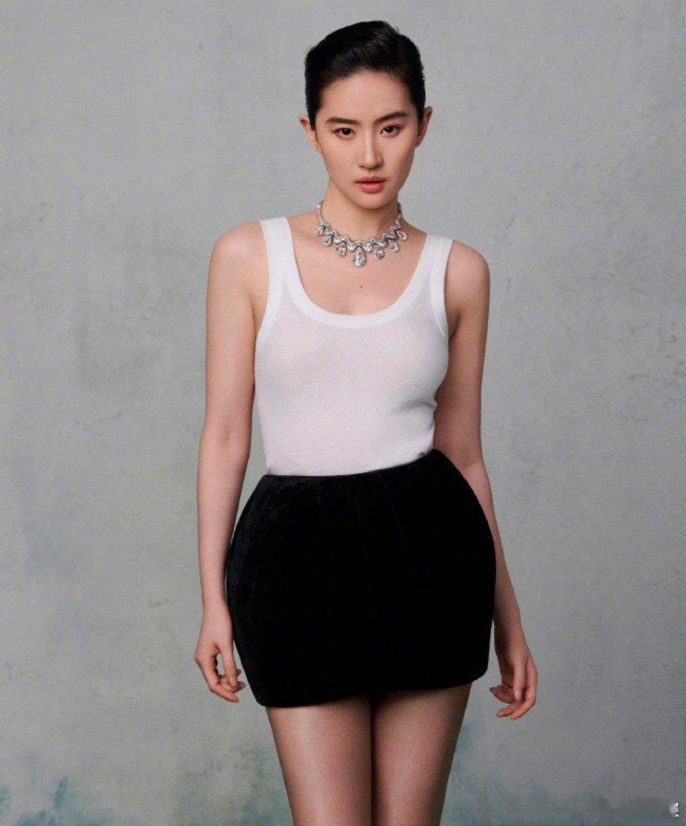 #刘亦菲这组图几乎没修#刘亦菲的颜值真的无懈可击了…在央视无美颜的镜头底下反而像