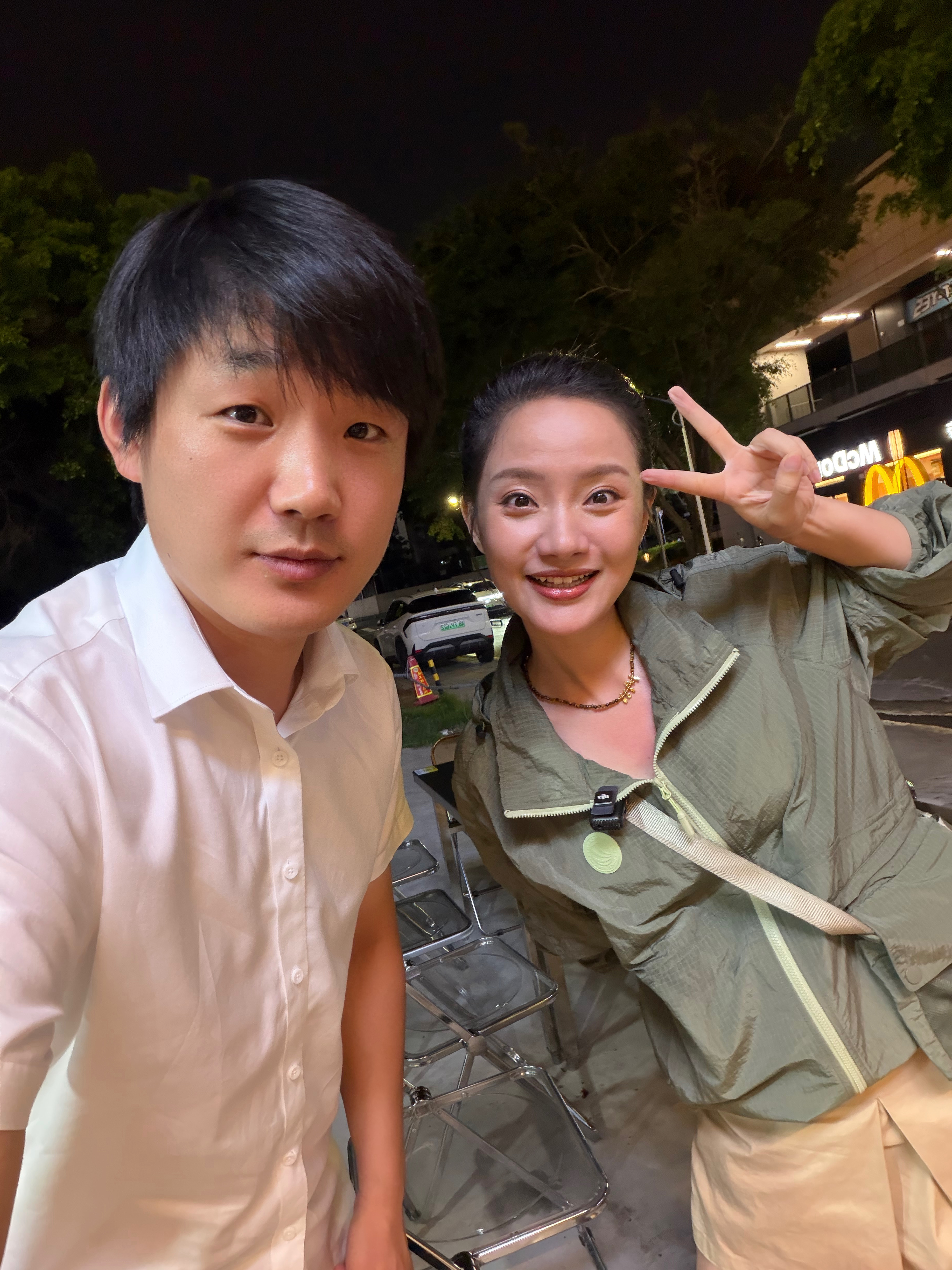 遇到来大运烧鸡探店，人长得漂亮，说话又好听，一字诗形容：中 深圳·大运烧鸡·烧烤