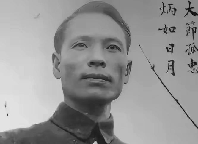 1941年，军营里谢晋元正带早操，几个兵迟到，他刚训两句，对方竟抽出匕首铁镐，照