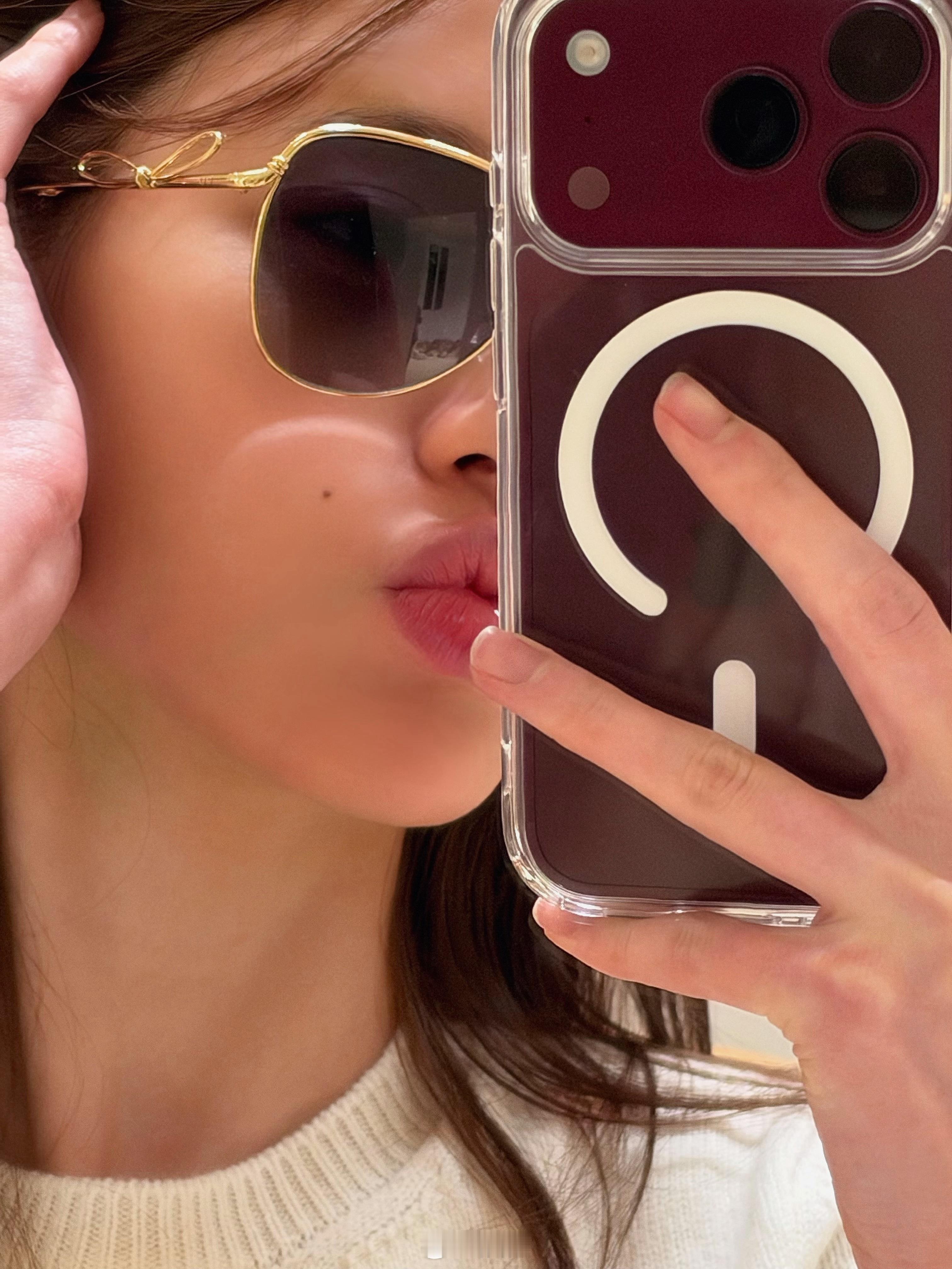 突然觉得iPhone 18 Pro Max勃艮第红变好看了！ ​​​