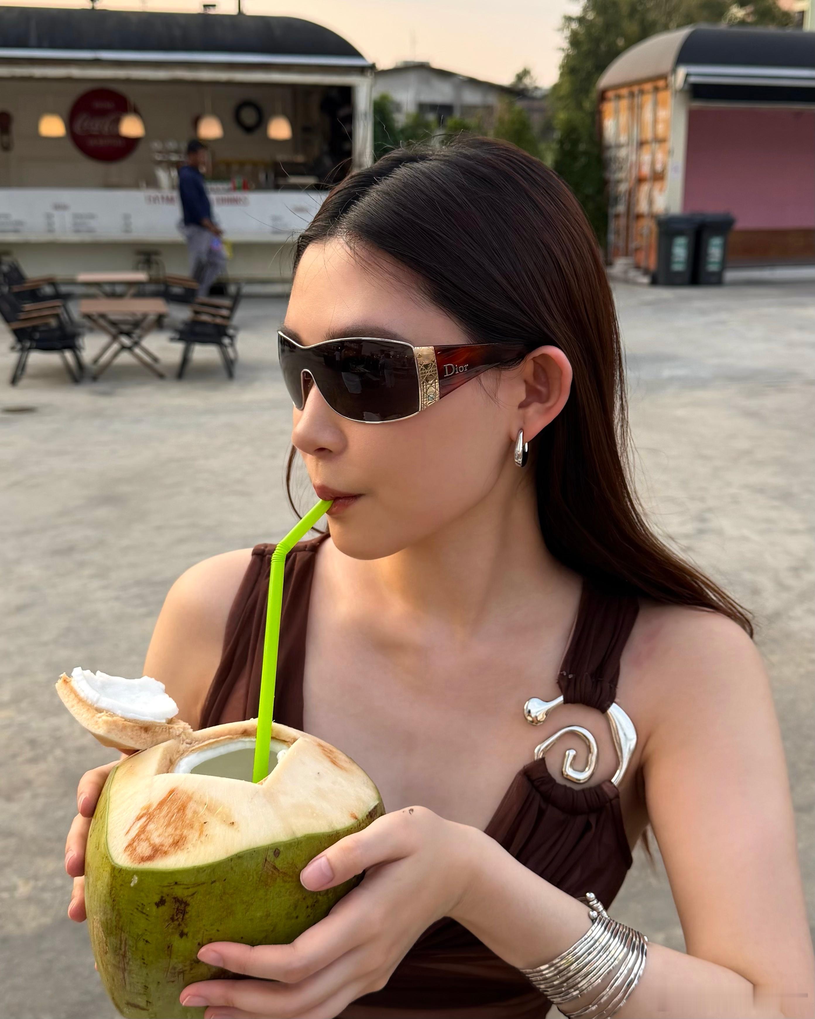 陈嫣冉这身材这颜值简直就是老天爷追着喂饭吃！高挑的身材比例完美，精致的五官让人过