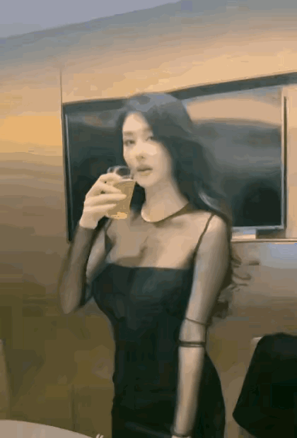这酒量也不行啊！一口放倒！只是不知道接下来会发生什么故事？ 