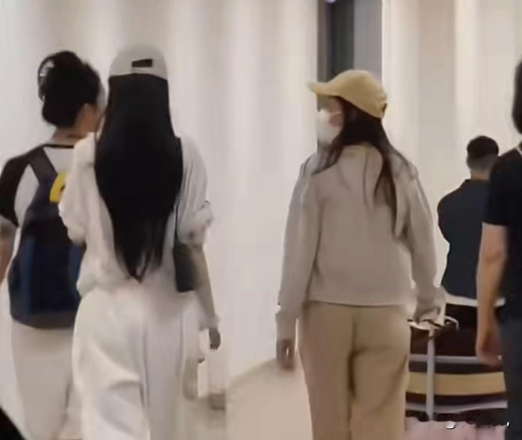 杨颖和亲朋马尔代夫度假


杨颖心情很不错，她和亲朋一同马尔代夫岛度假，杨颖还是