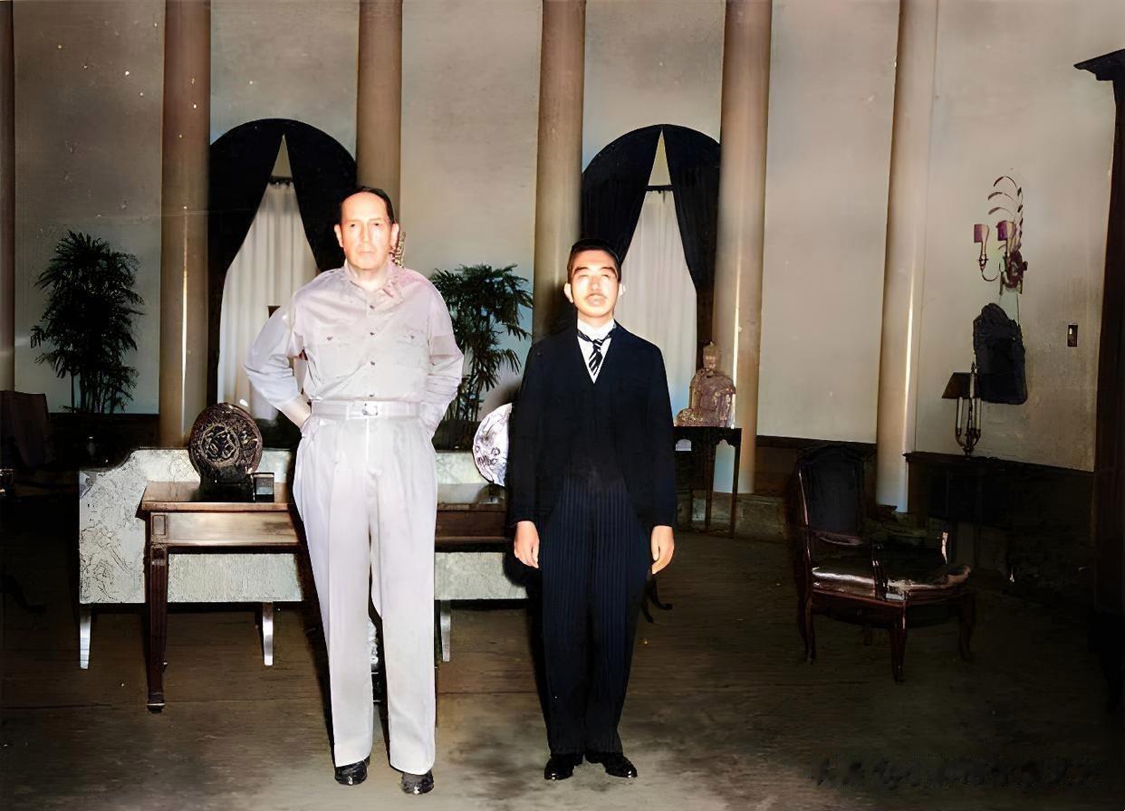 1946年，盟军位于东京的司令部内，麦克阿瑟与日本裕仁天皇拍下的合影。从中我们可