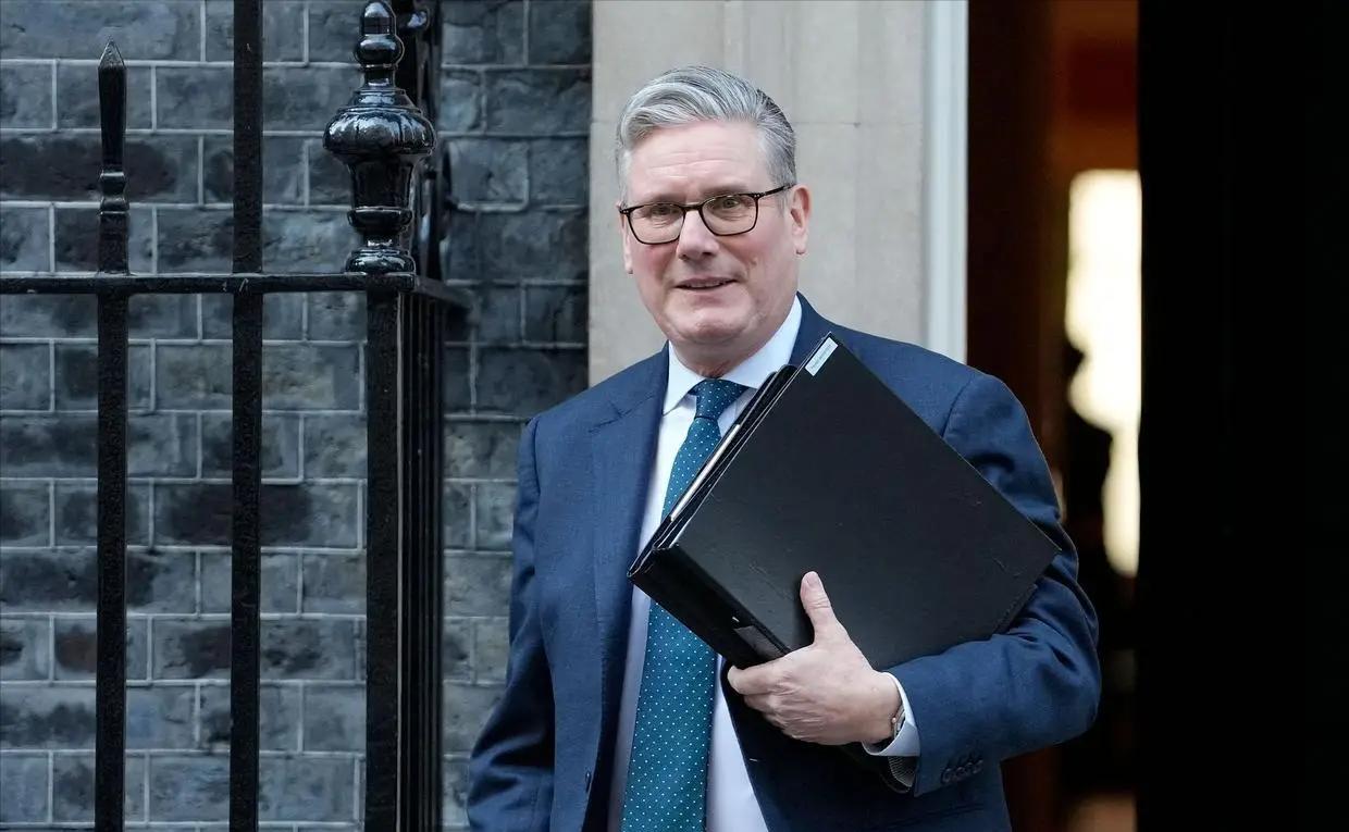 英国首相基尔·斯塔默最近被一桩丑闻缠得焦头烂额，直接陷入了严重的信任危机，核心就