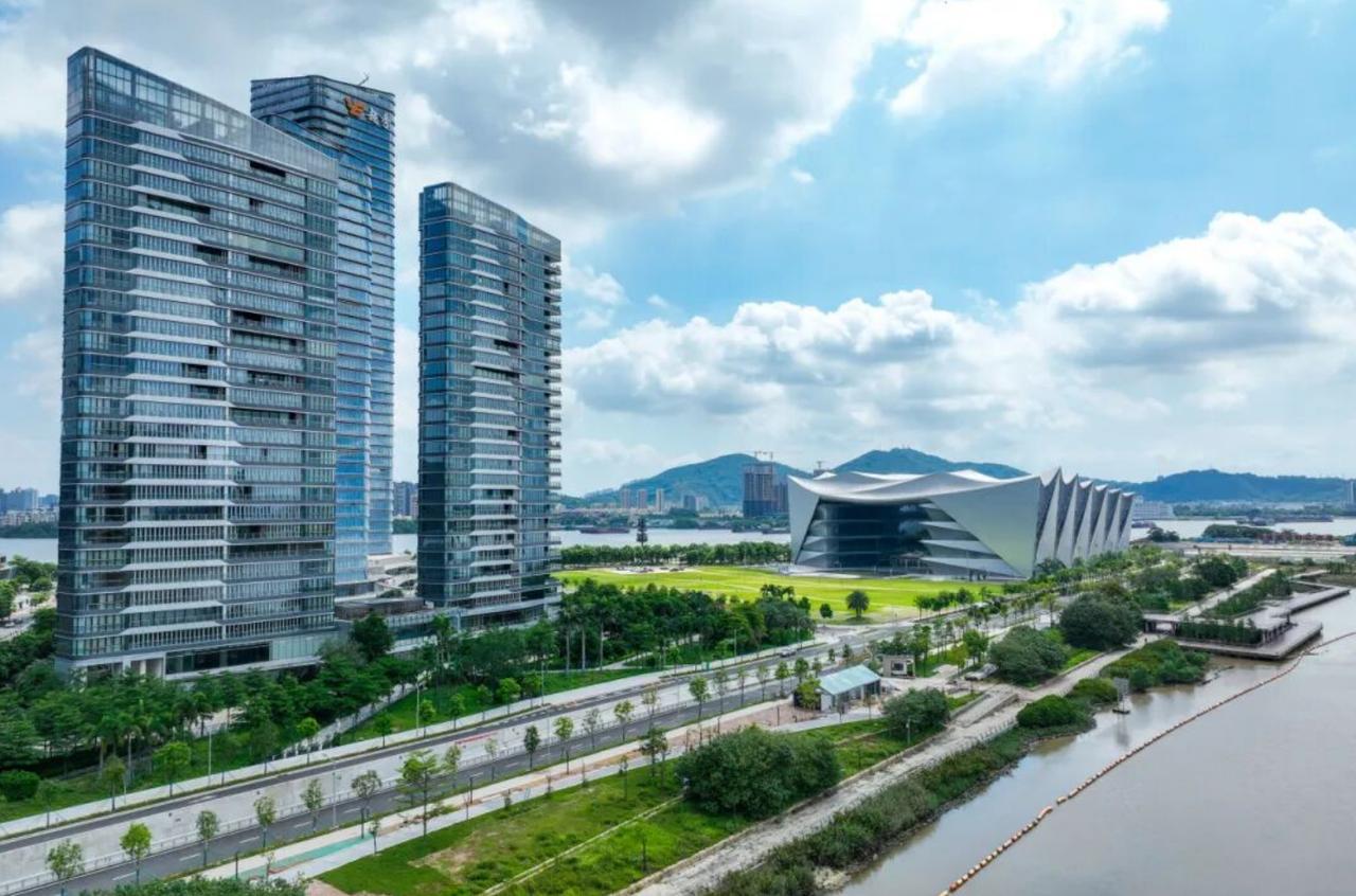【明珠湾隧道建设新进展！灵山岛江林南路恢复通行】因明珠湾跨江通道施工而临时围蔽的