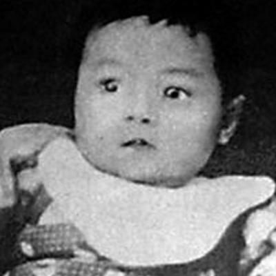 在小萝卜头遗骸被挖掘现场，令人痛心的场景展现在人们眼前。尸体已然腐烂，然而小萝卜