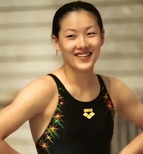 每隔几年，伏明霞离婚的谣言就要传一次。为啥？因为总有人见不得“下凡”的仙女过好日