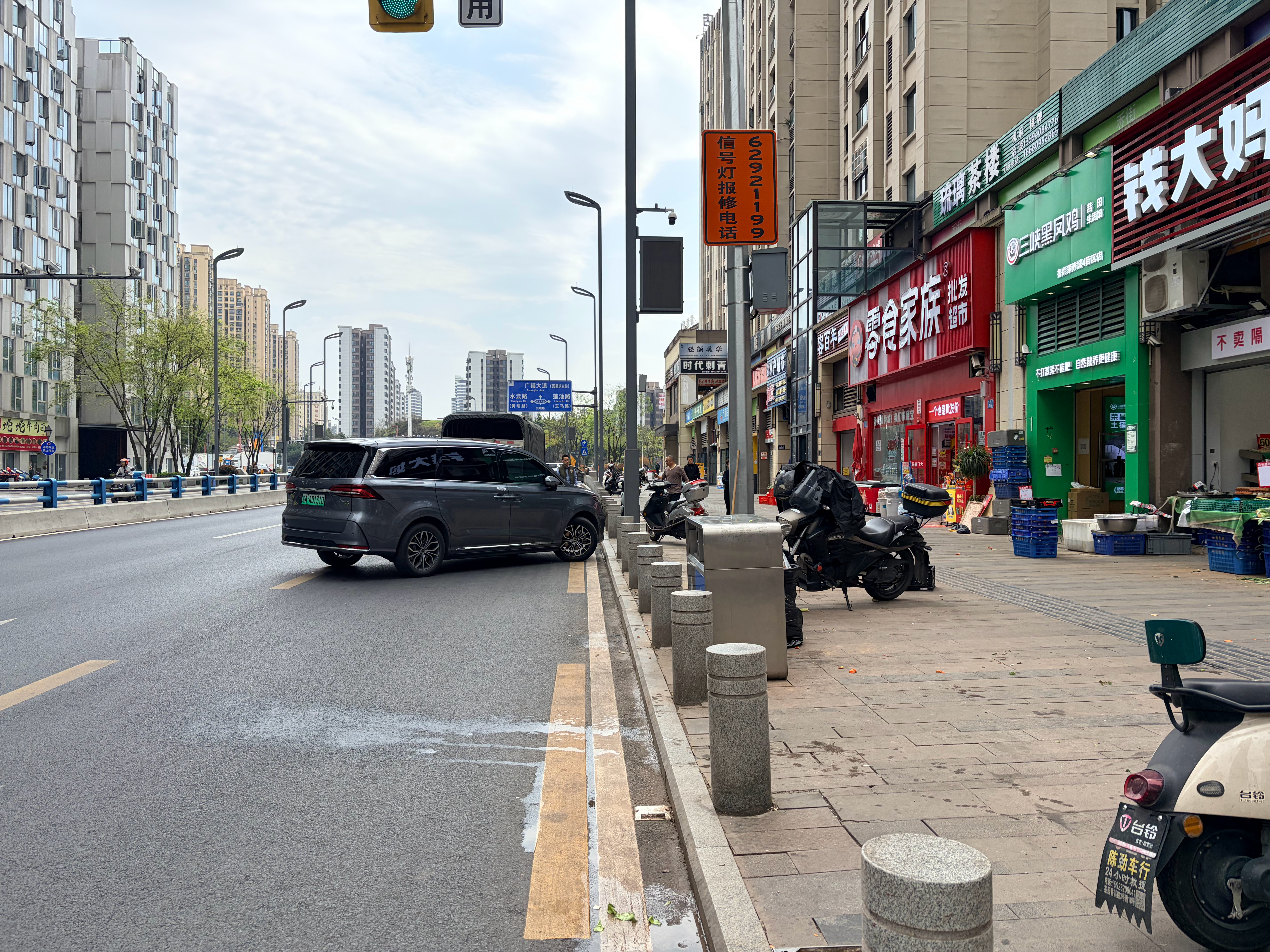 车子长得丑没有辨识度就这点好，乱停车也没人说车主素质低。