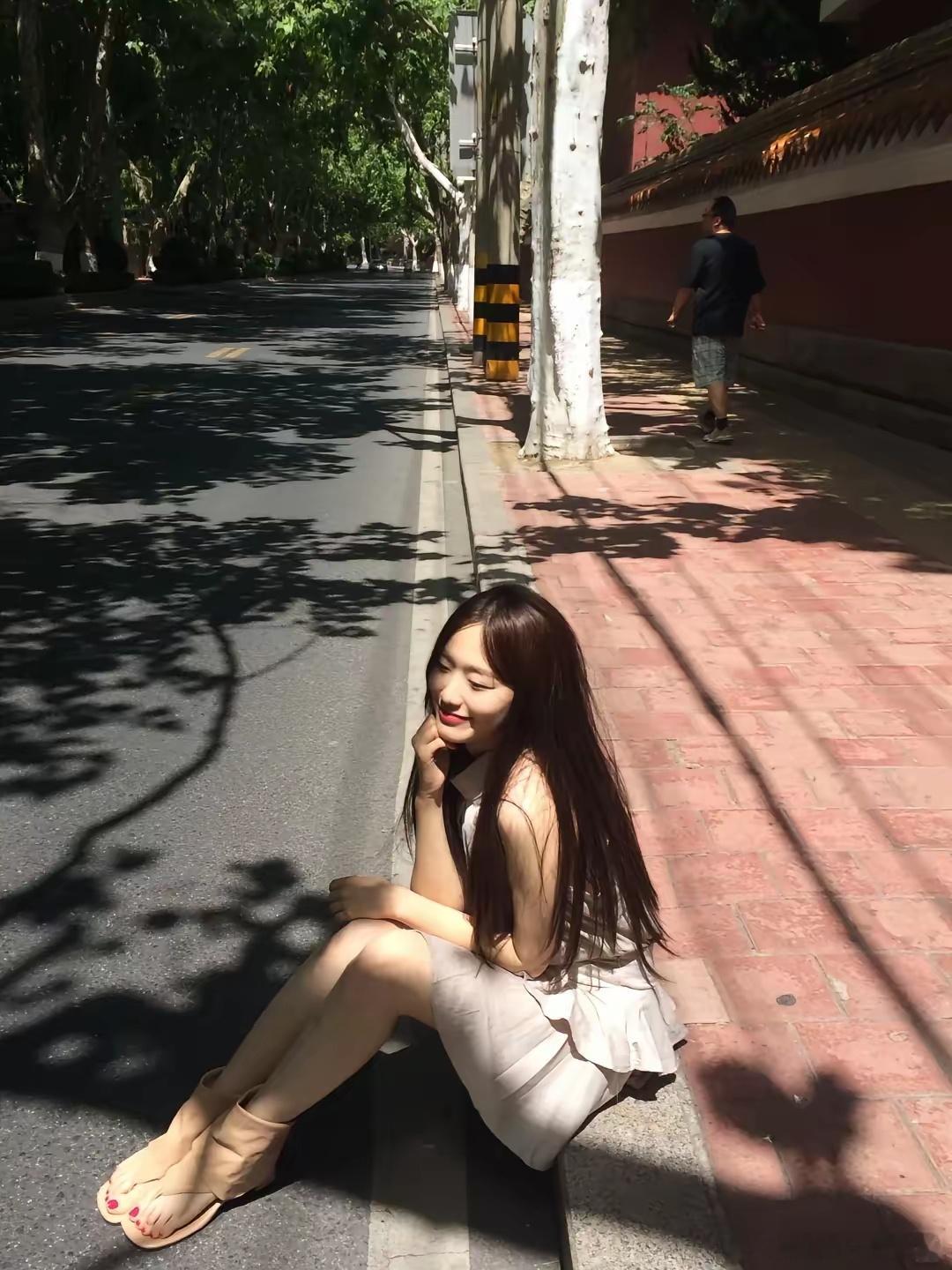 如果在沙漠中，一箱钱和她 你选择谁 ​​​