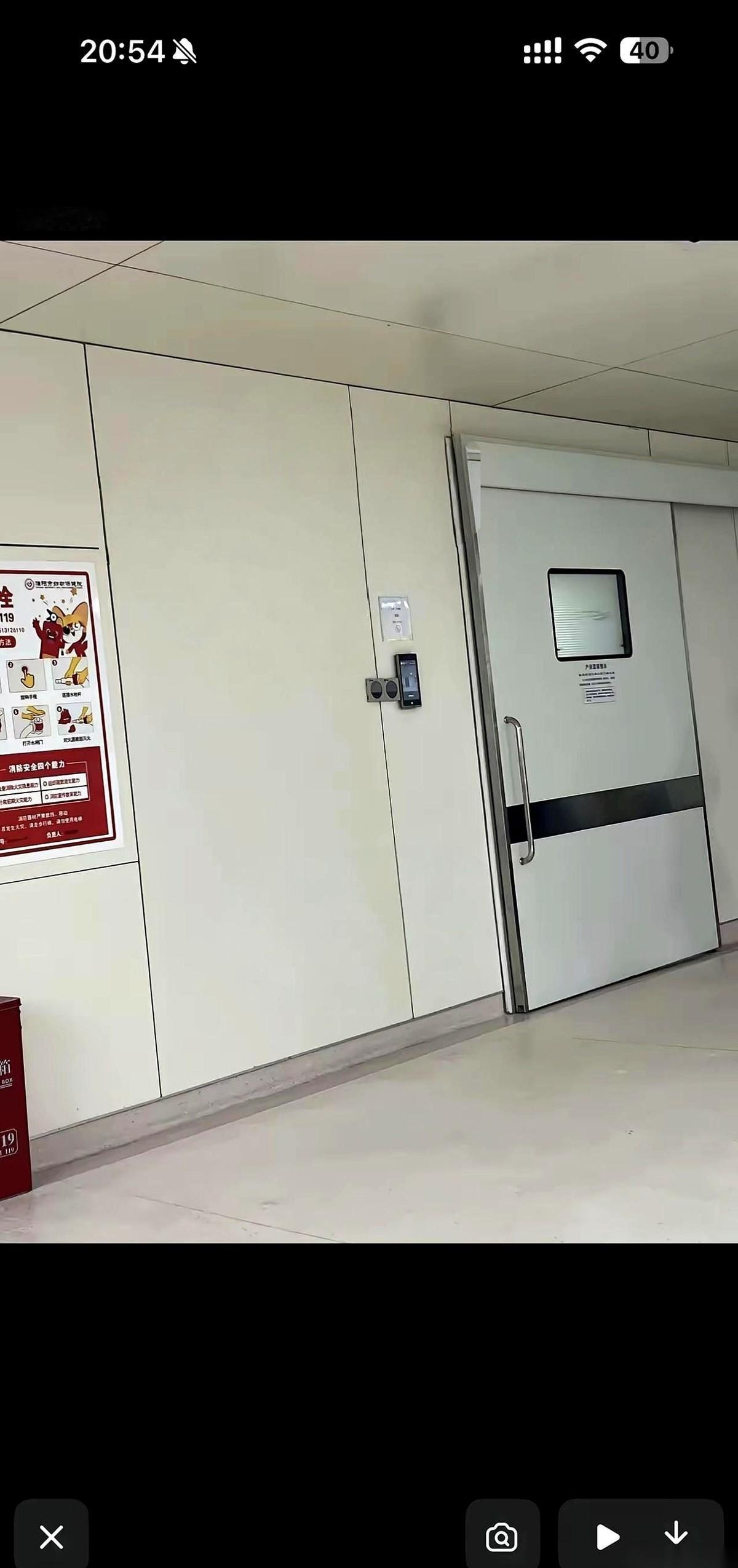 产房的门“咣”地一声被推开，护士亮着嗓门喊：“是个大胖小子！”走廊里，她老公一蹦