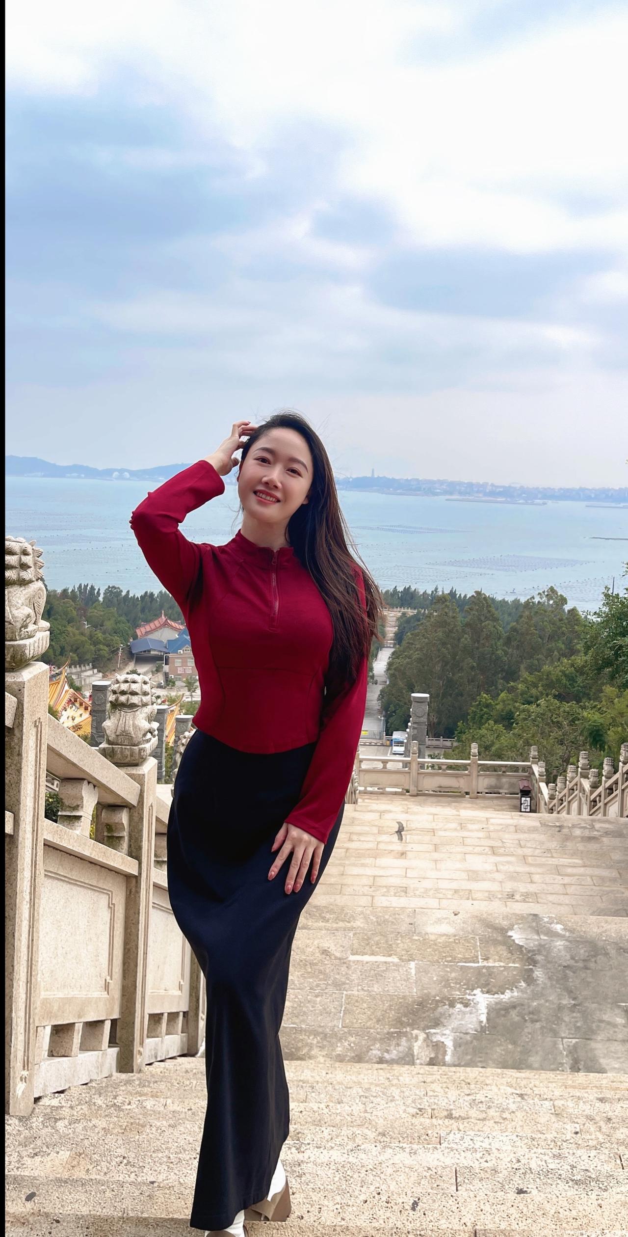 那年我8岁，个子像秋后的芝麻节节高，亲戚给的旧衣服，袖子吊在手腕上头，露出的半截