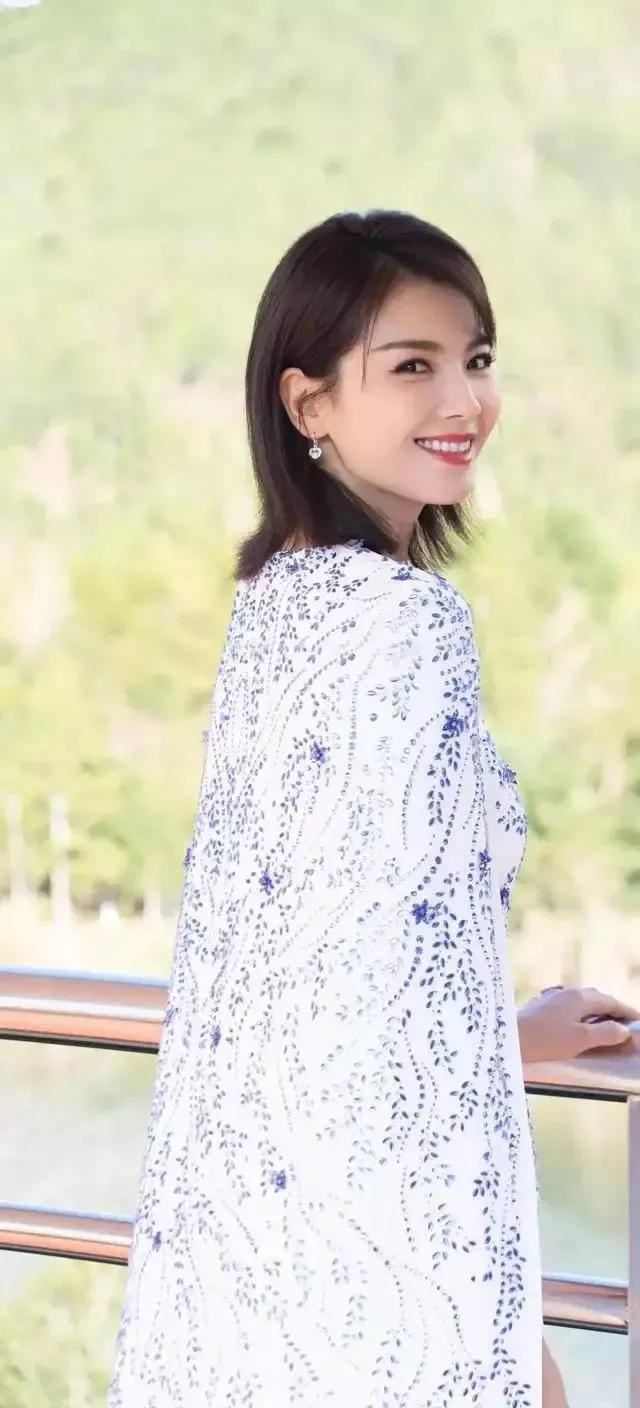 最有气质的美女；
梅婷慵懒厚重，矜贵烟火气，眼里藏着故事，松弛不刻意。
年轻时一