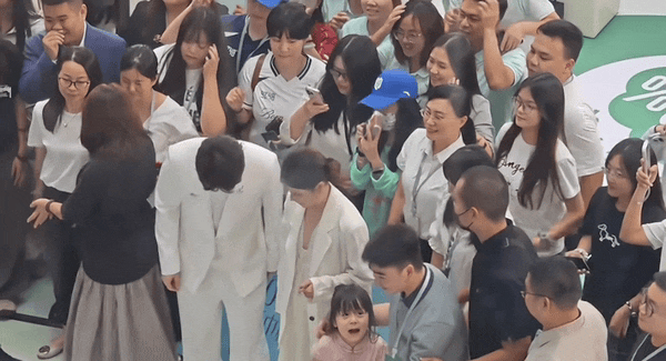 小女孩被抱进到合影现场后，马上走到东哥前面，仰起头天真无邪地问道；“东哥，我看过