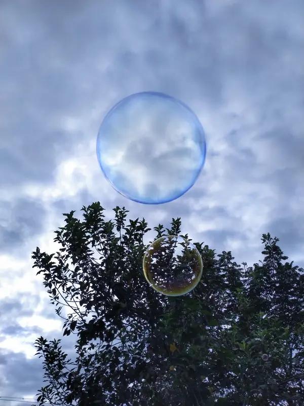 最近，社交平台上一段肥皂泡吹出瞬间冻成水晶球的视频火了。视频拍摄于吉林长春和黑龙