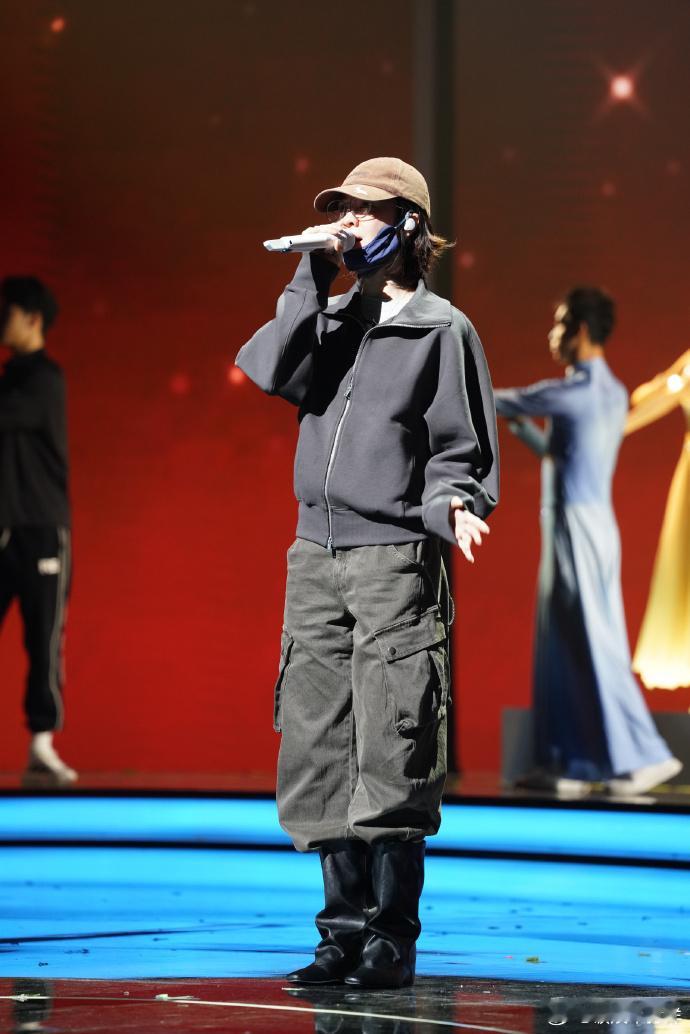 《光影人间》由郁可唯深情演绎，成为2025年金鸡百花电影节开幕式的闪亮之星，歌声