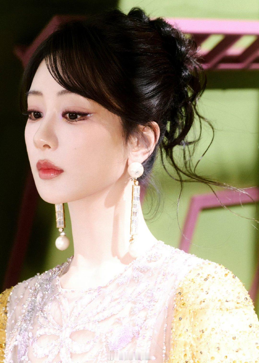 杨紫出妆杨紫北影节出妆杨紫北影节红毯造型出妆，精致眼妆呼应繁复设计，状态大好，杨